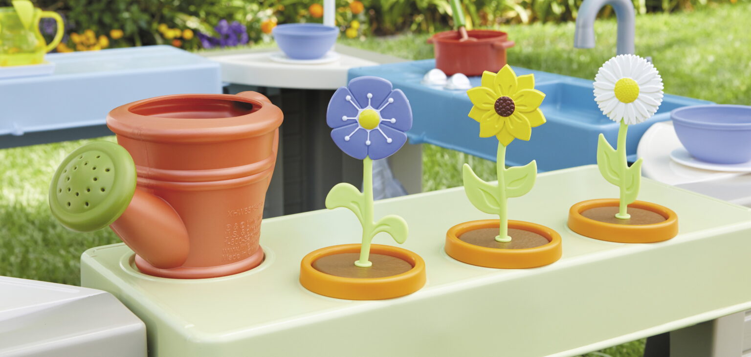 Little Tikes Backyard Bungalow RolePlay Playhouse with Kitchen, Garden
