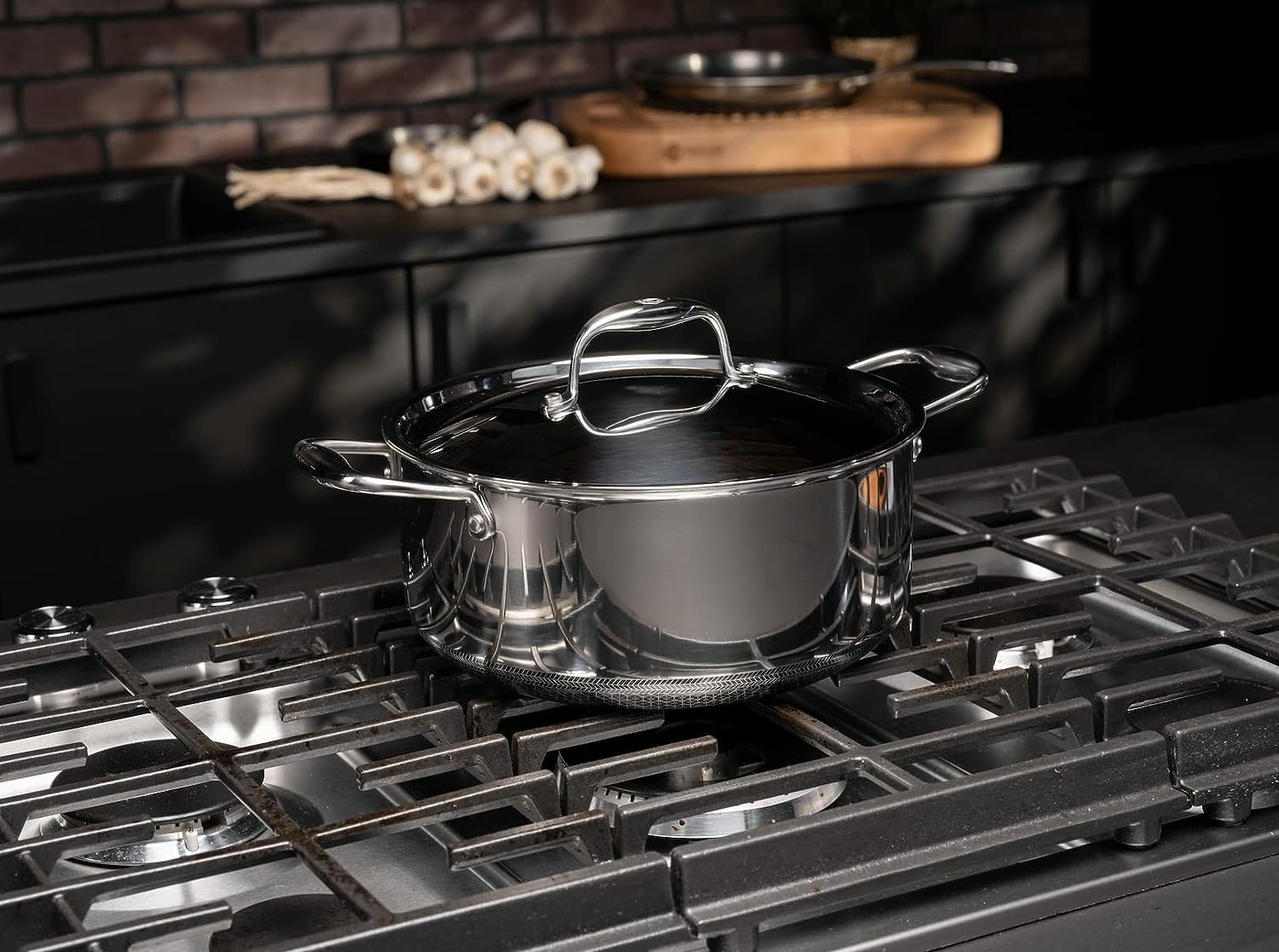 https://bigbigmart.com/wp-content/uploads/2023/09/HexClad-5-Quart-Hybrid-Nonstick-Dutch-Oven-and-Lid-Dishwasher-and-Oven-Friendly-Compatible-with-All-Cooktops6.jpg