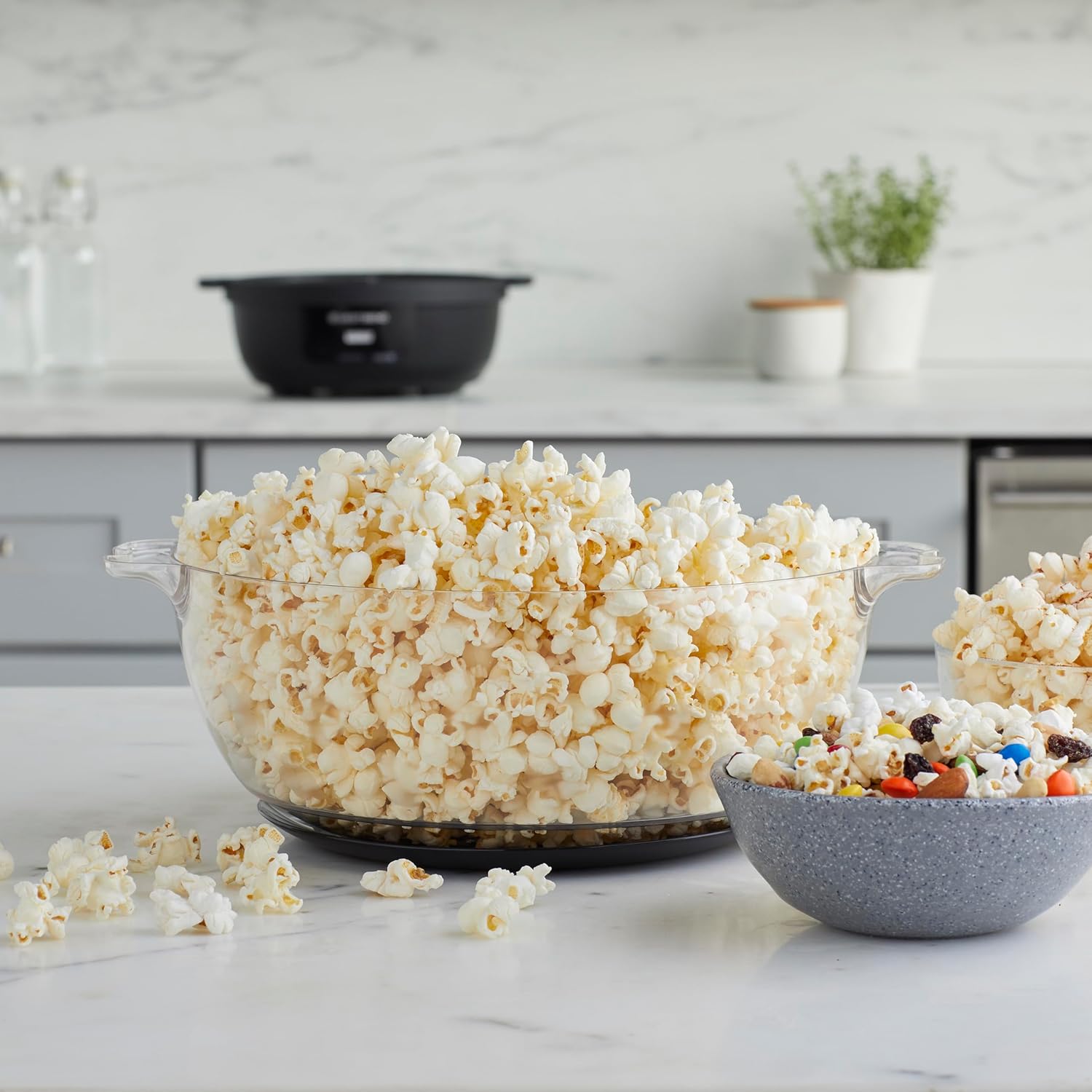 West Bend Stir Crazy Hot Oil Popcorn Popper, Popcorn Maker Machine with Large Serving Bowl Lid and Stirring Rod, 6 Qt, Black0