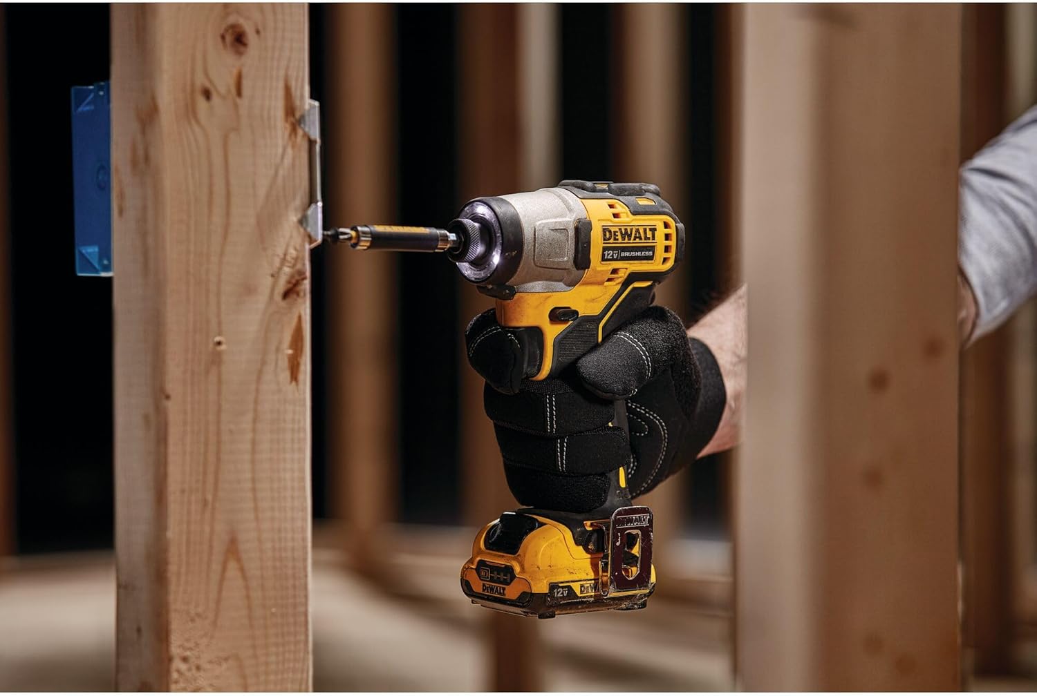 DEWALT XTREME 12V MAX Impact Driver Kit, 1 4-Inch (DCF801F2)8U