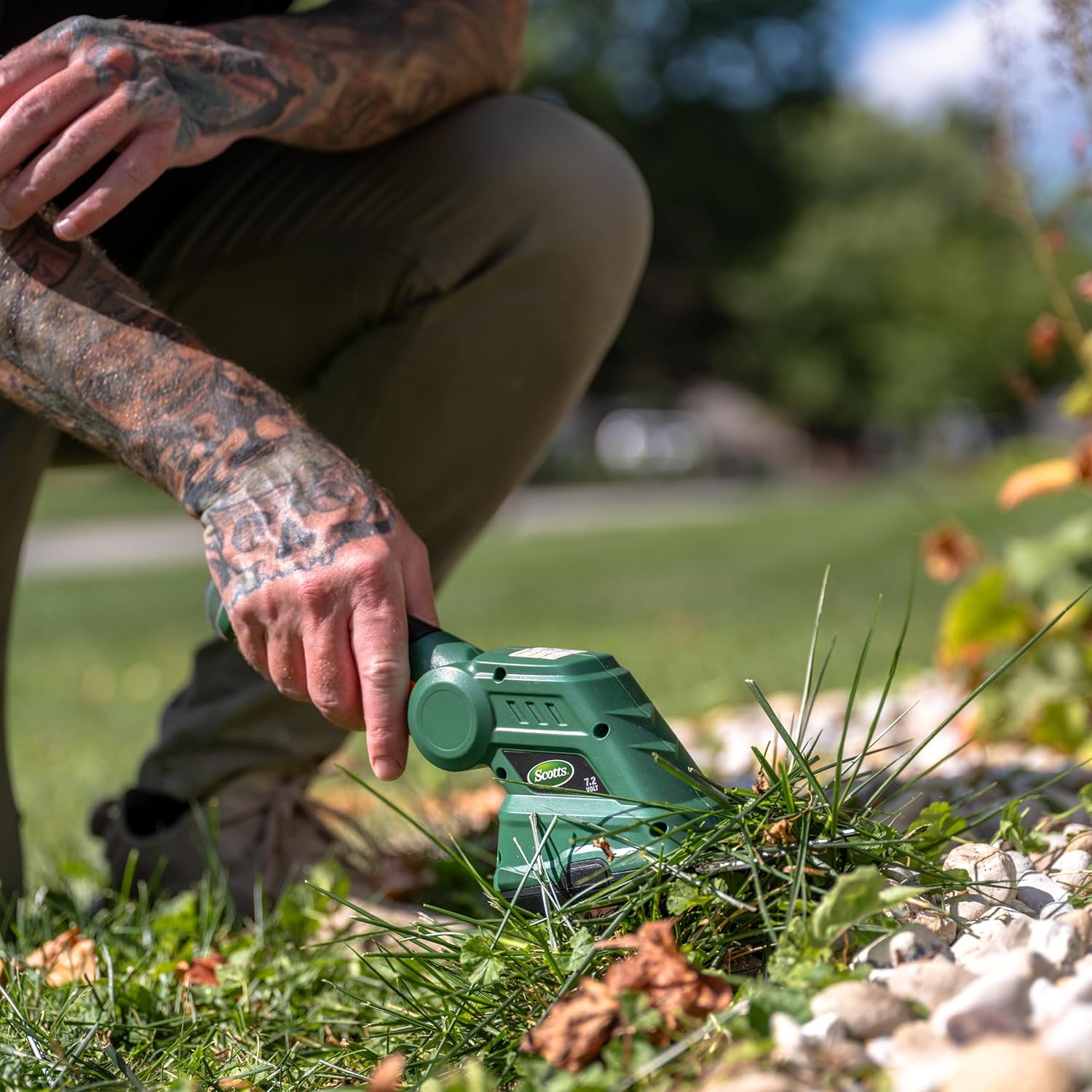 Scotts Outdoor Power Tools LSS10272PS 7.5-Volt Lithium-Ion Cordless Grass Shear Shrub Trimmer with Wheeled Extension Handle, Green2