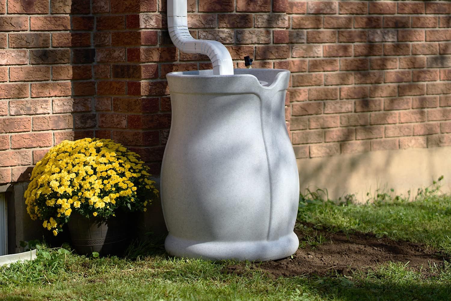 FCMP Outdoor Catalina 45-Gallon Rain Barrel – BPA-Free Flat-Back Design with 3.5 Foot Garden Hose, Shut-Off Thumb Valve, and Fixed Lid (RB-CAT-LTGRNT) Light Granite9